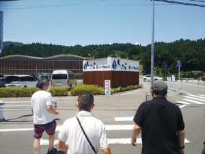 臨時駐車場より