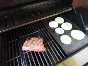 ステーキ肉と地元産たまねぎ