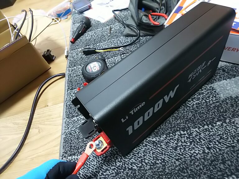 【Li Time】12V100Ah LiPO4バッテリーとインバーターでオフグリッド快適化レビュー - シニアからのライトなキャンピングカー生活