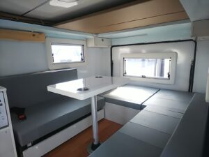 キャンピングカー内装